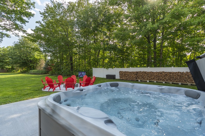 Big House 7-person hot tub with fire pit in the private fenced yard